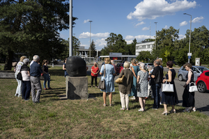 Besuchergruppe vor Skulptur 