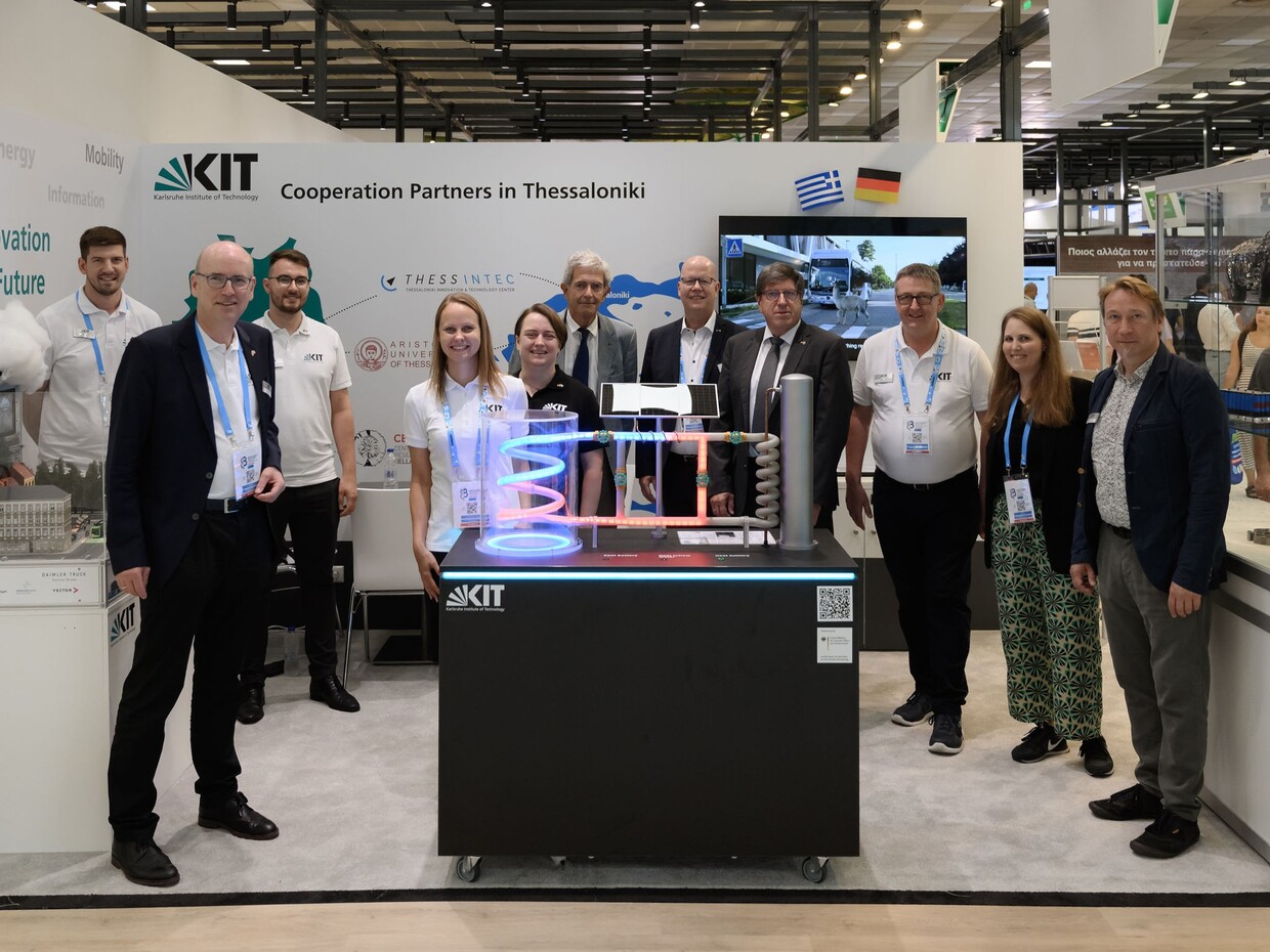 KIT Messestand des KIT mit Modell und Team bei einer Messe in Thessaloniki, Griechenland.